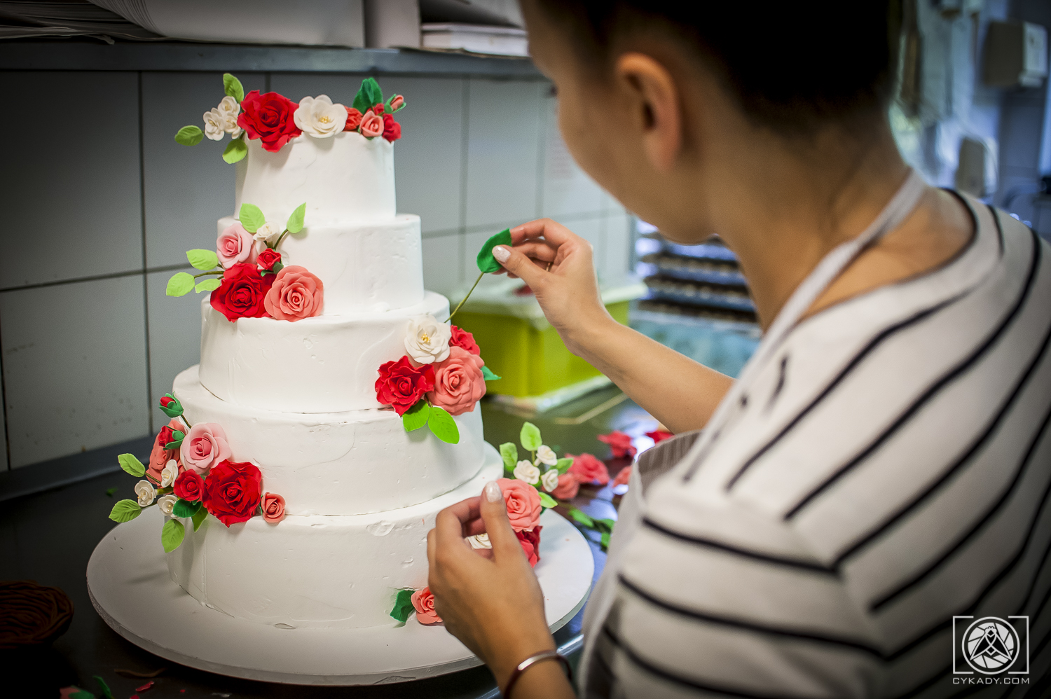 dekoracja tortu ślubnego weselnego kwiaty z masy
