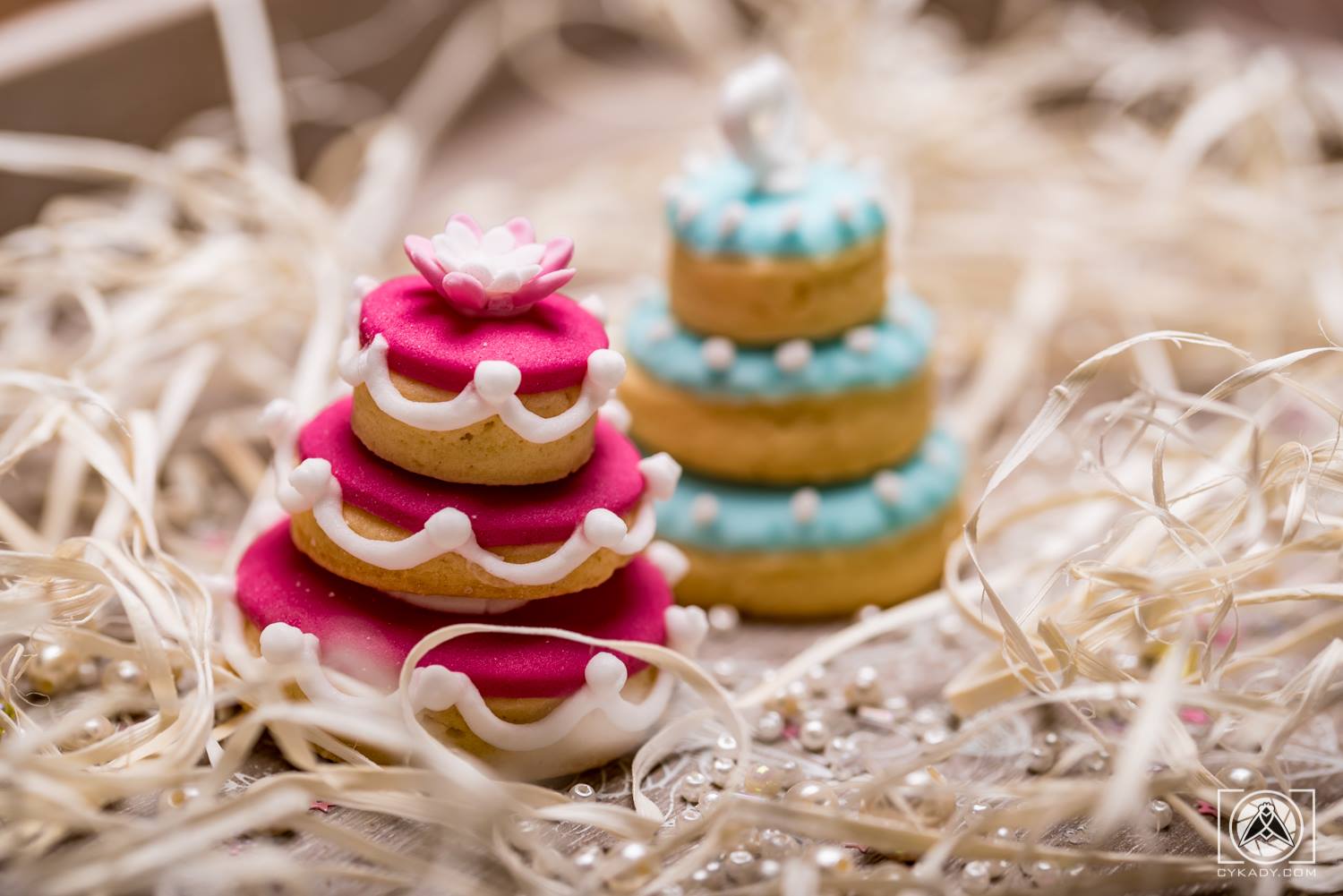ciasteczka minitorty ślubne weselne prezenty dla gości różowe niebieskie
