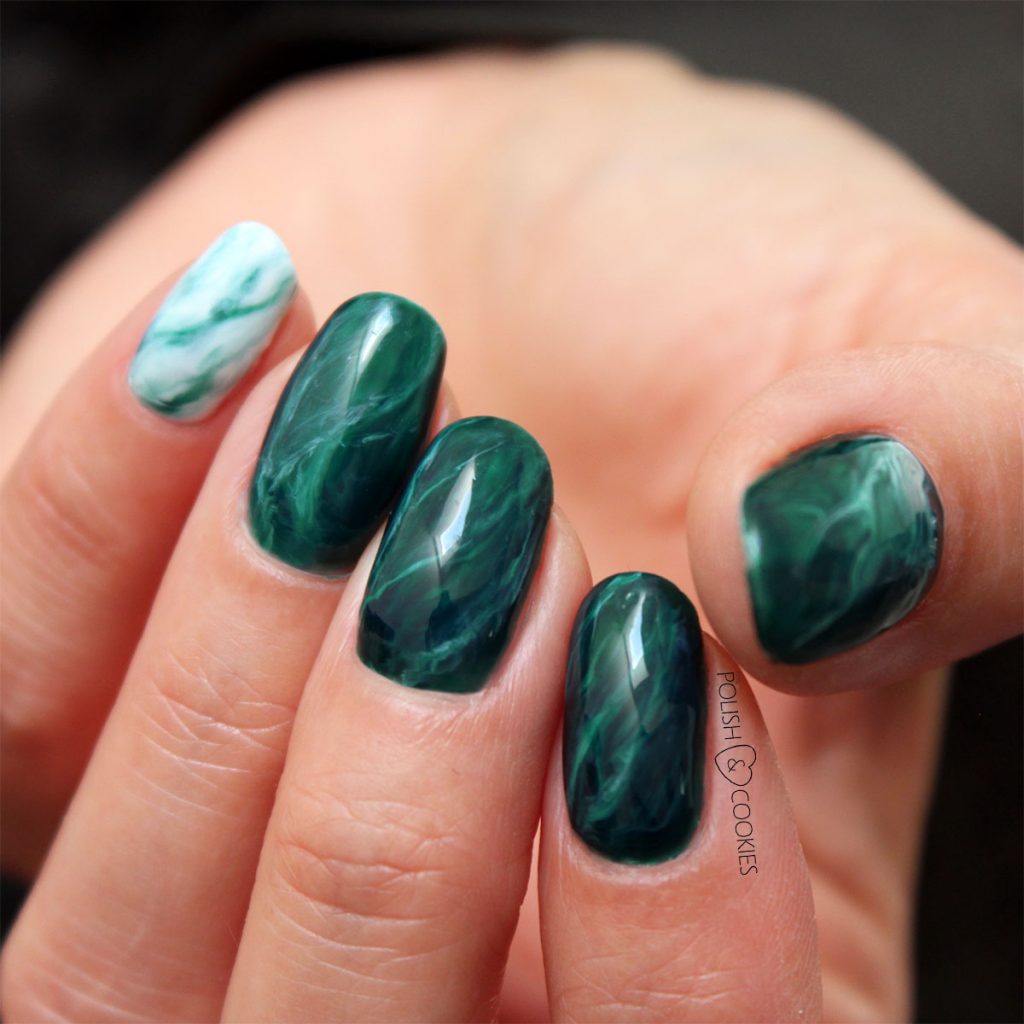 paznokcie zielony marmur