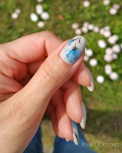 niebieski kwiat paznokcie